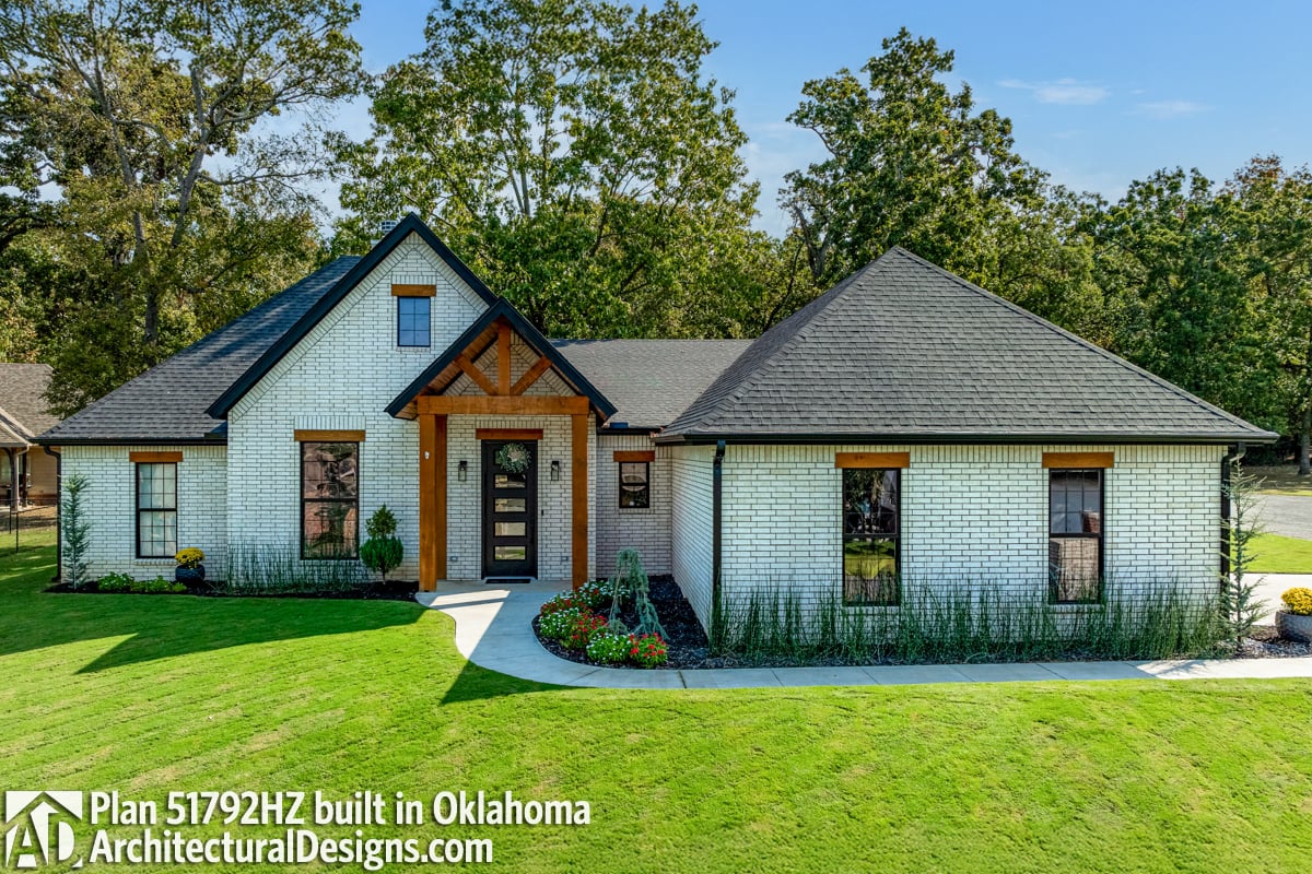 build gallery item - House Plan 51792HZ Comes to Life in Oklahoma!